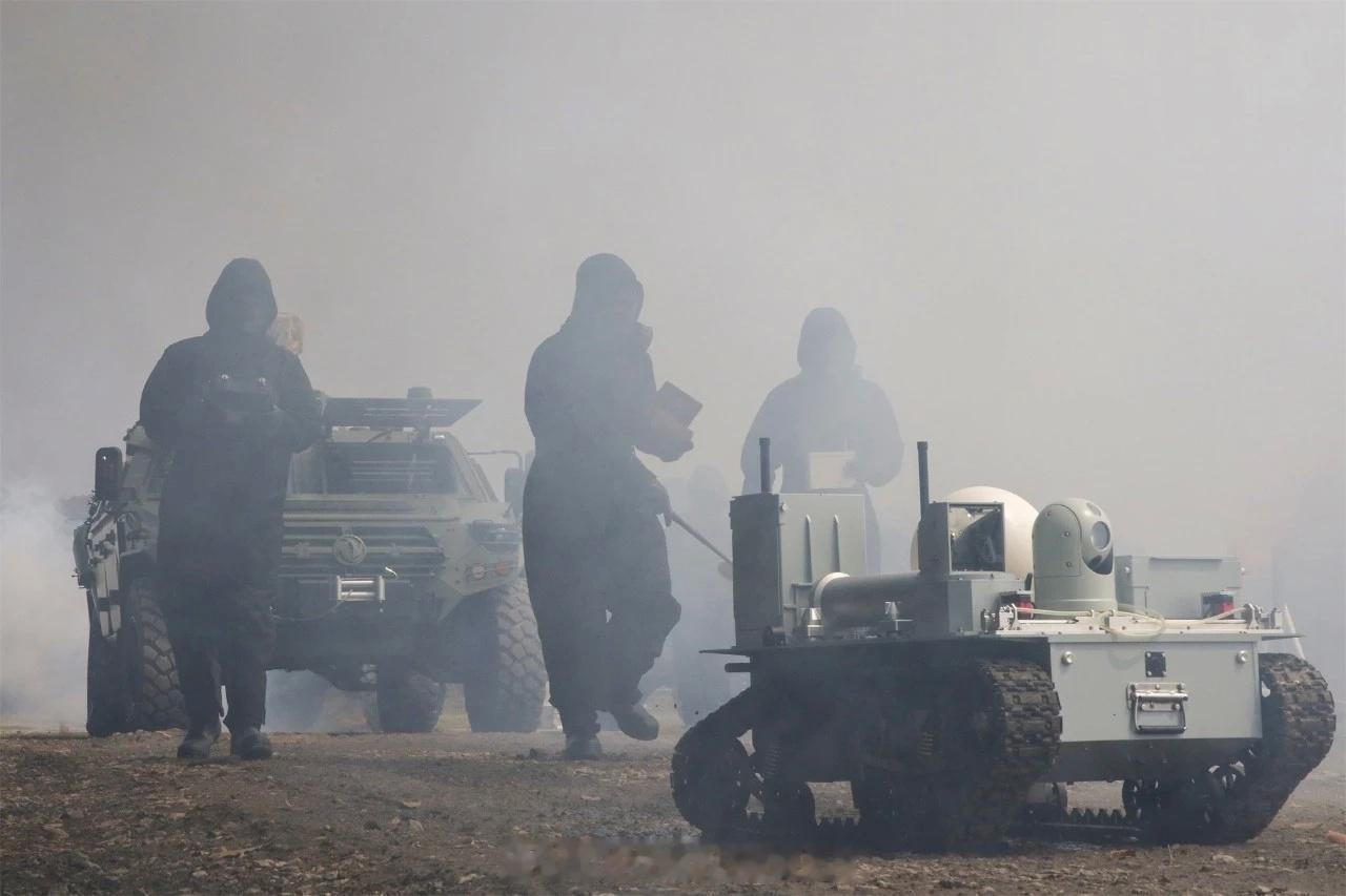 陆军防化部队装备的无人防化排障车，用于战场障碍物、爆炸物排除，化学、生物沾染地带