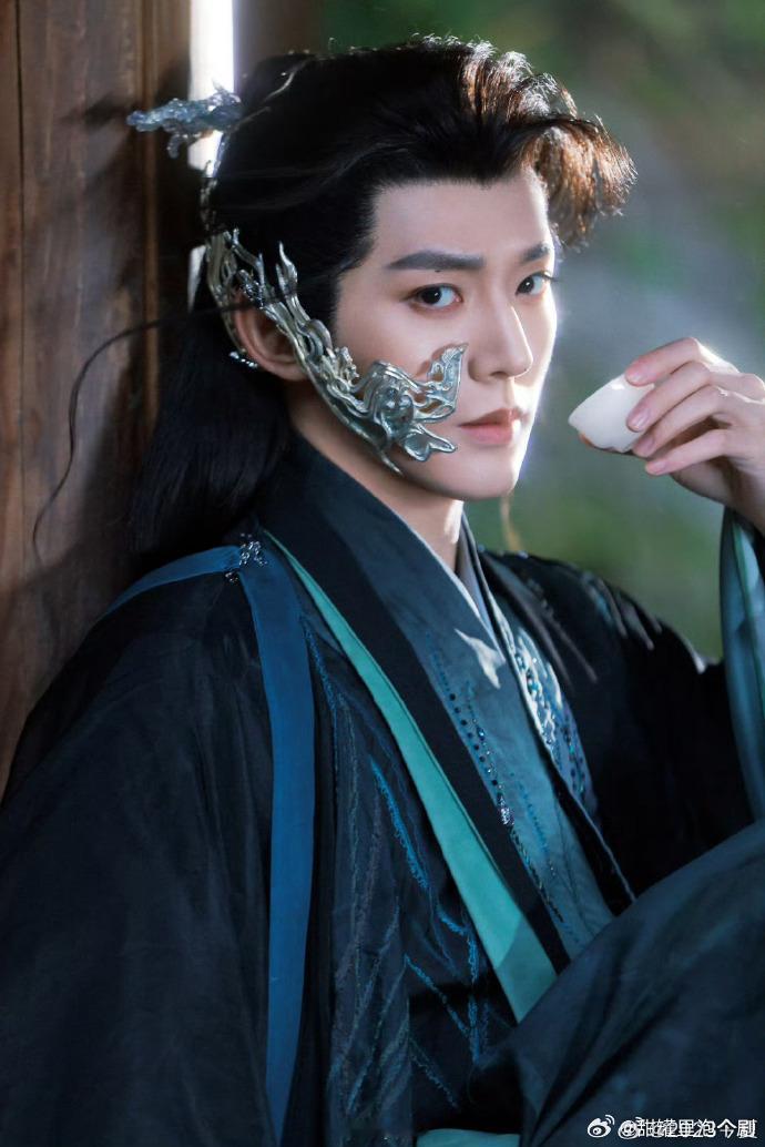 仙台有树邓为出场镜头  我的心，被邓为在《仙台有树》中的每一次亮相深深牵引。以往