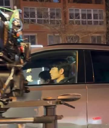 吃米线偶遇肖战网友吃米线偶遇肖战吃米线偶遇肖战也太幸运了吧！他穿着简单的便装，身