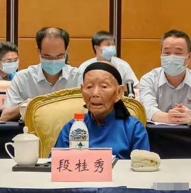 1932年，12岁的段桂秀嫁给了21岁的王金长，新婚第3天，王金长去参军，这一去