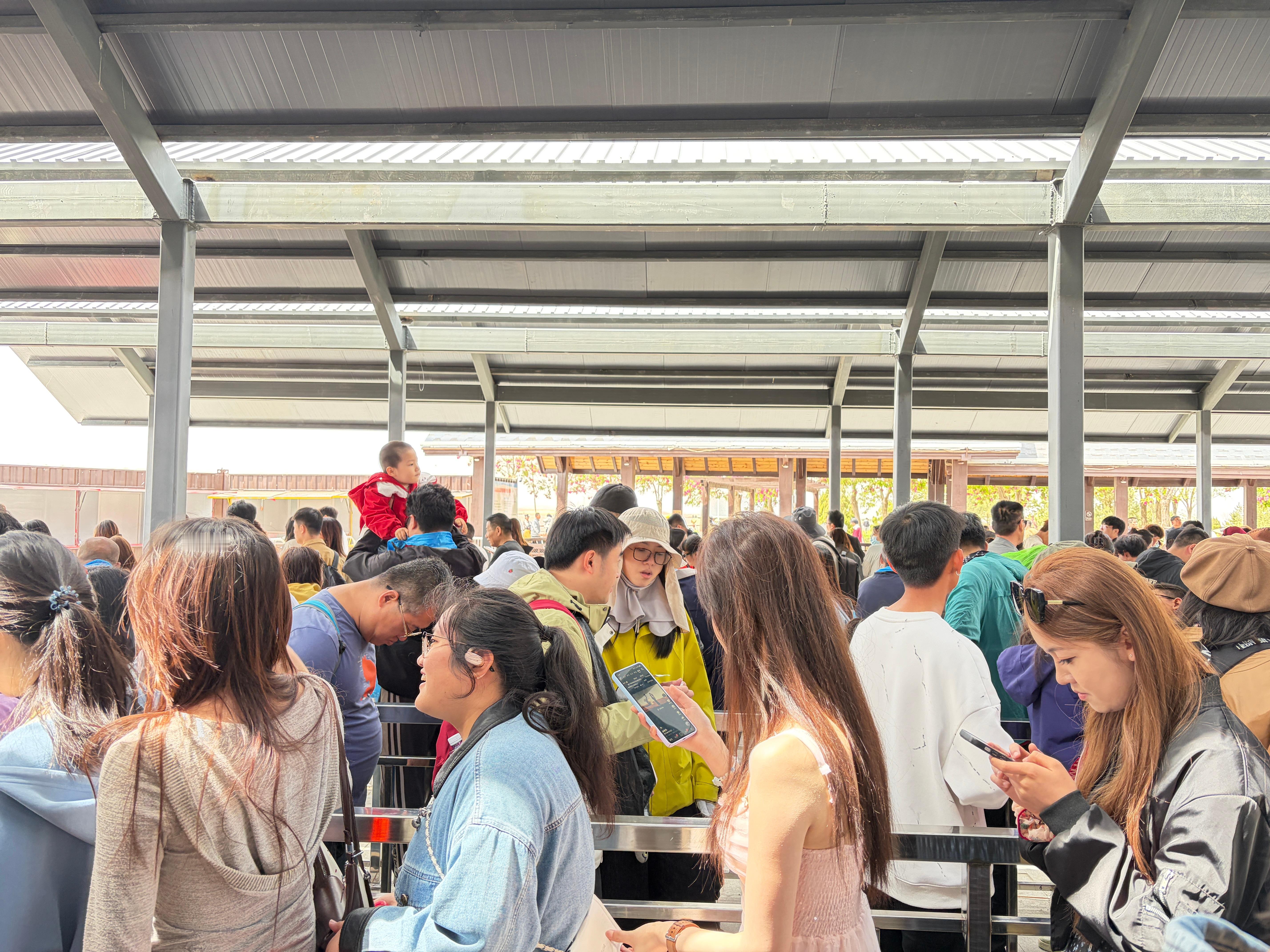 乌海湖运力不行，坐船排队2个小时起，人也没多少啊，我已经排了一个小时了，还没看见
