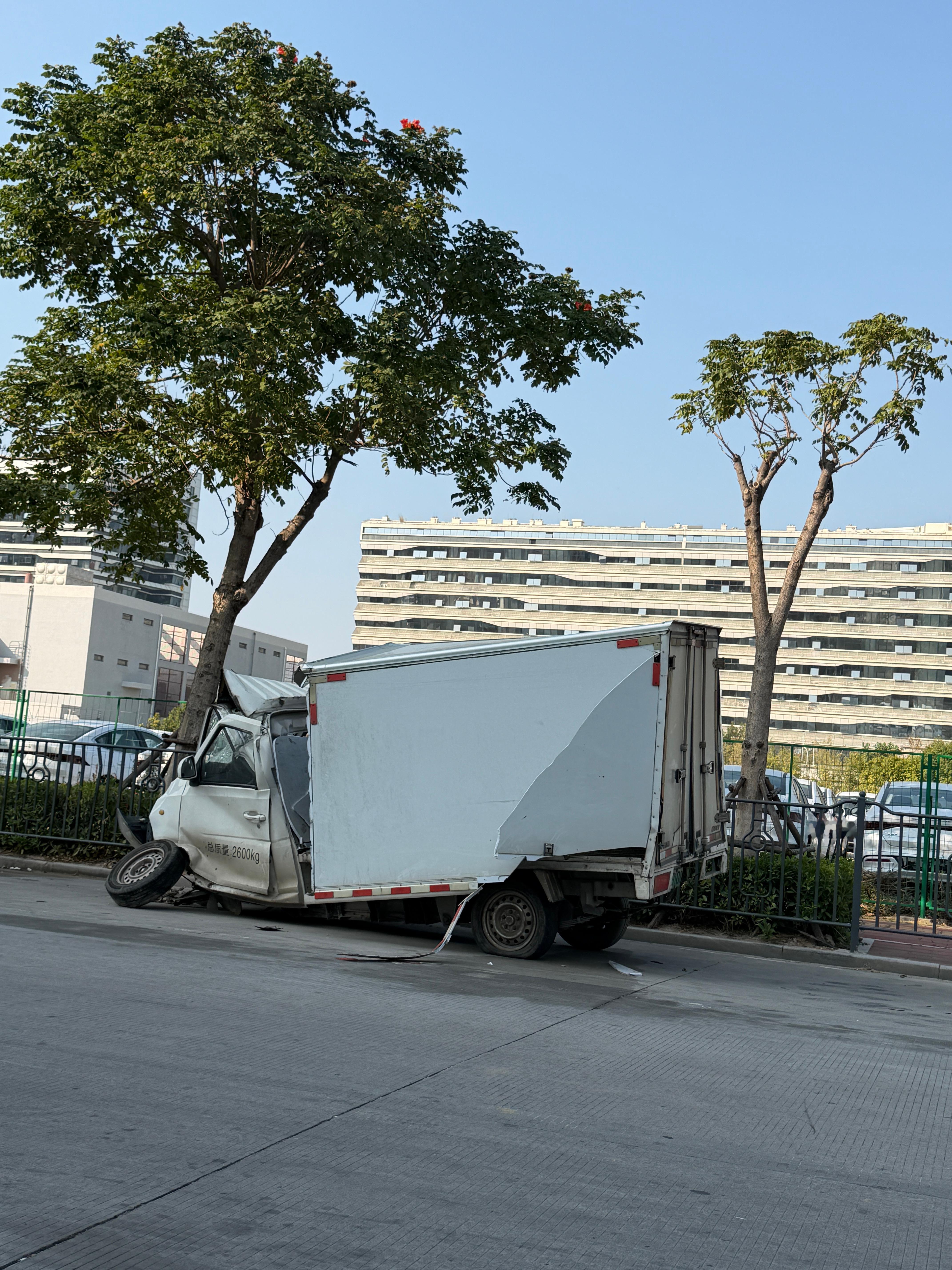 不小心来到定损中心，到处都是破破烂烂的车，吓死我了 