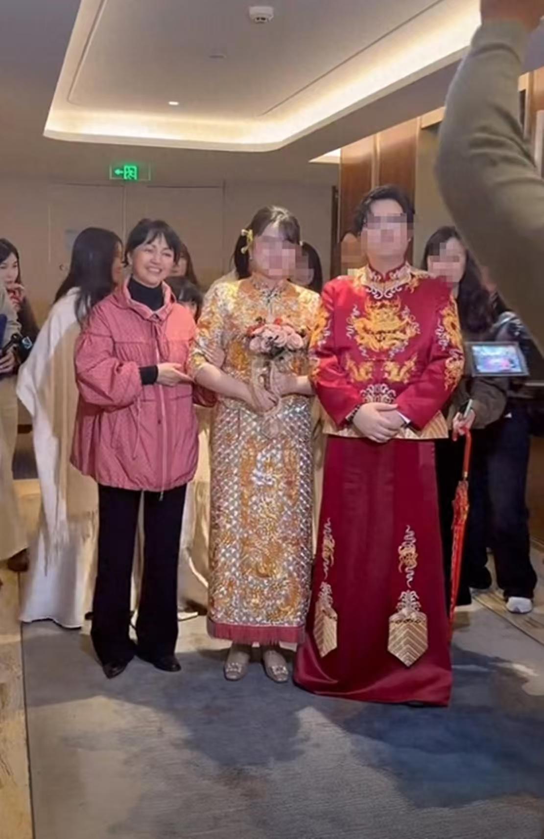 罗海琼怎么长这样了？
52岁的罗海琼元旦期间带着老公孩子在湛江参加亲戚婚礼，好久