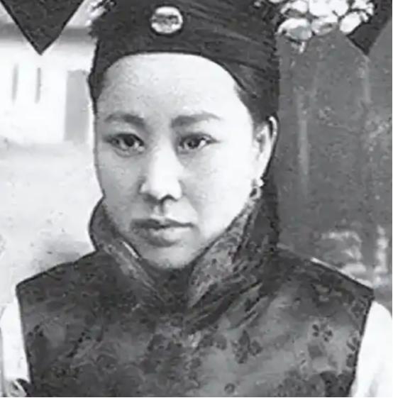 当溥仪的乳娘有2个规矩：一是喂奶，二是“毫无人性”！1908年，奶妈跟着溥仪一起
