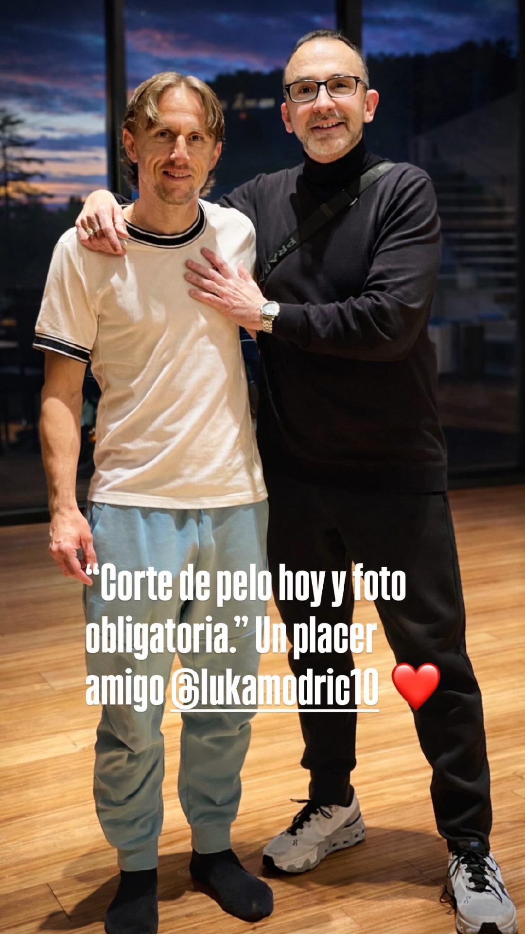 莫德里奇和理发师Miguel Siero。halamadrid