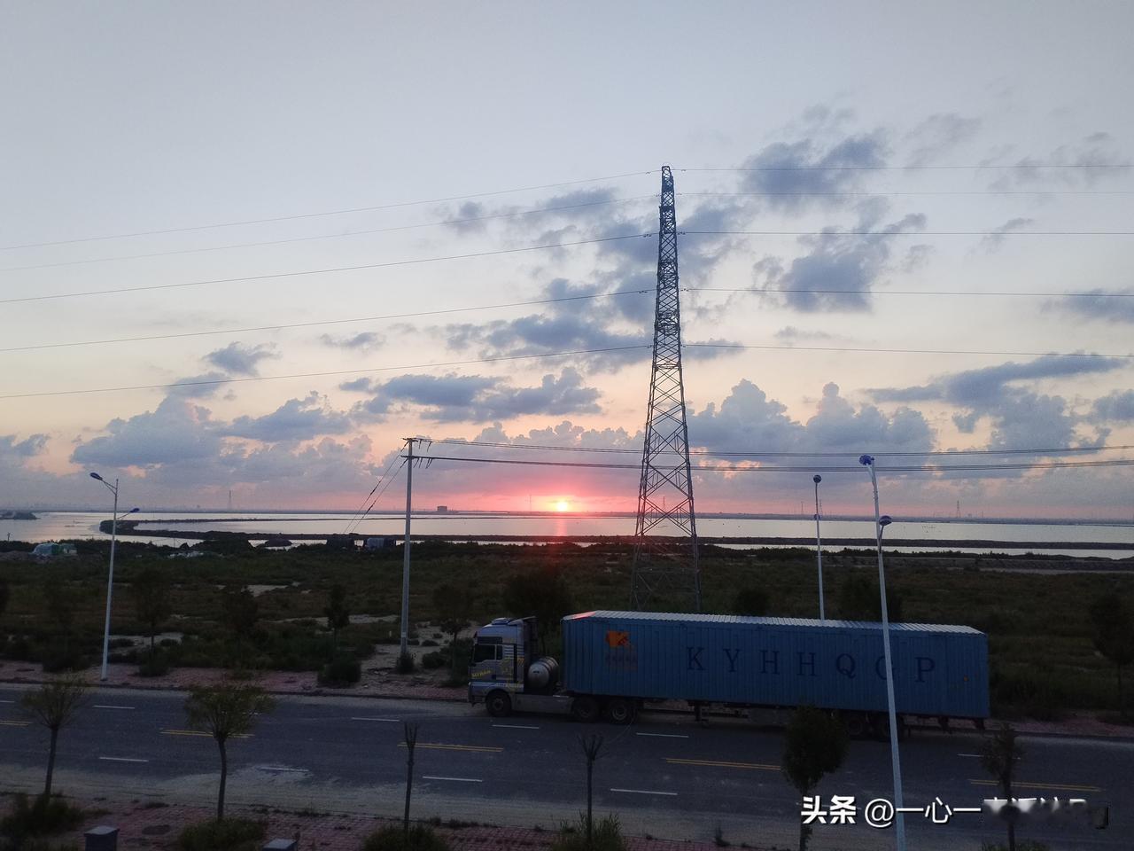 清晨当我们醒来，东方地平线上一轮红日冉冉升起，新的一天又开始了！
当秋天午间太阳