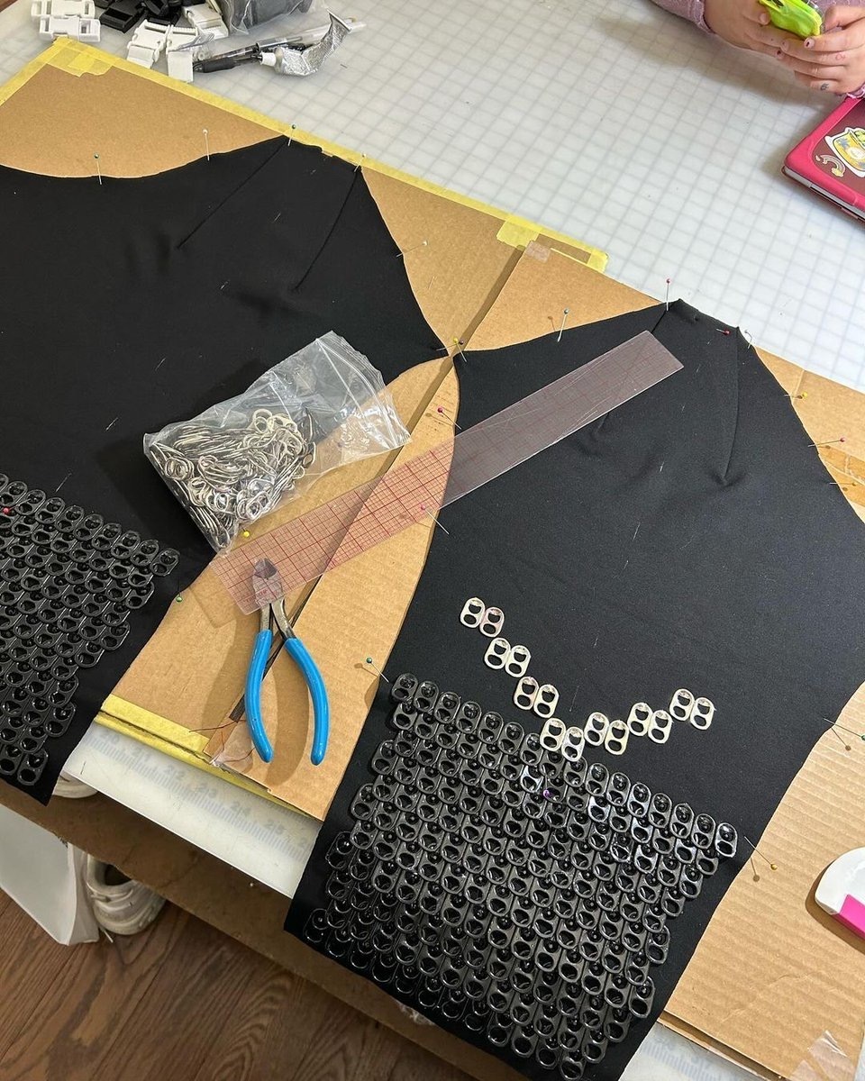 原来这件衣服是用易拉罐的拉环做的[哆啦A梦吃惊] ​​​