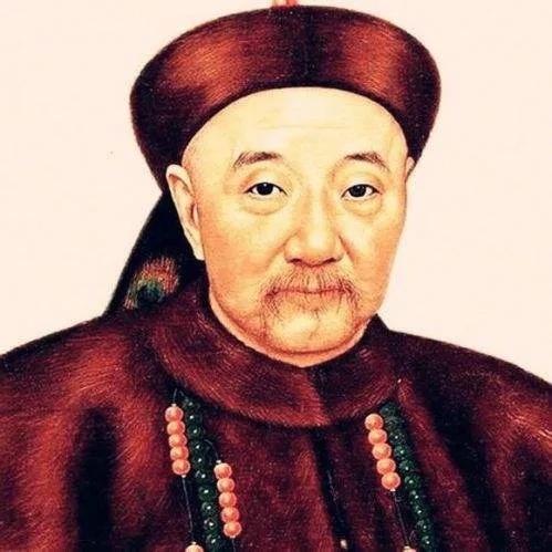 1885年，病危的胡雪岩叮嘱九姨太，他死后，葬礼上会来一个戴铁帽子神秘人，到时剪