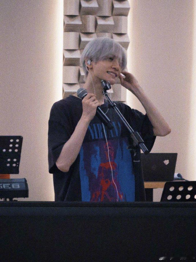 罗云熙银发漫撕男这是什么动漫人物照进现实啊😍 ​ ​​​