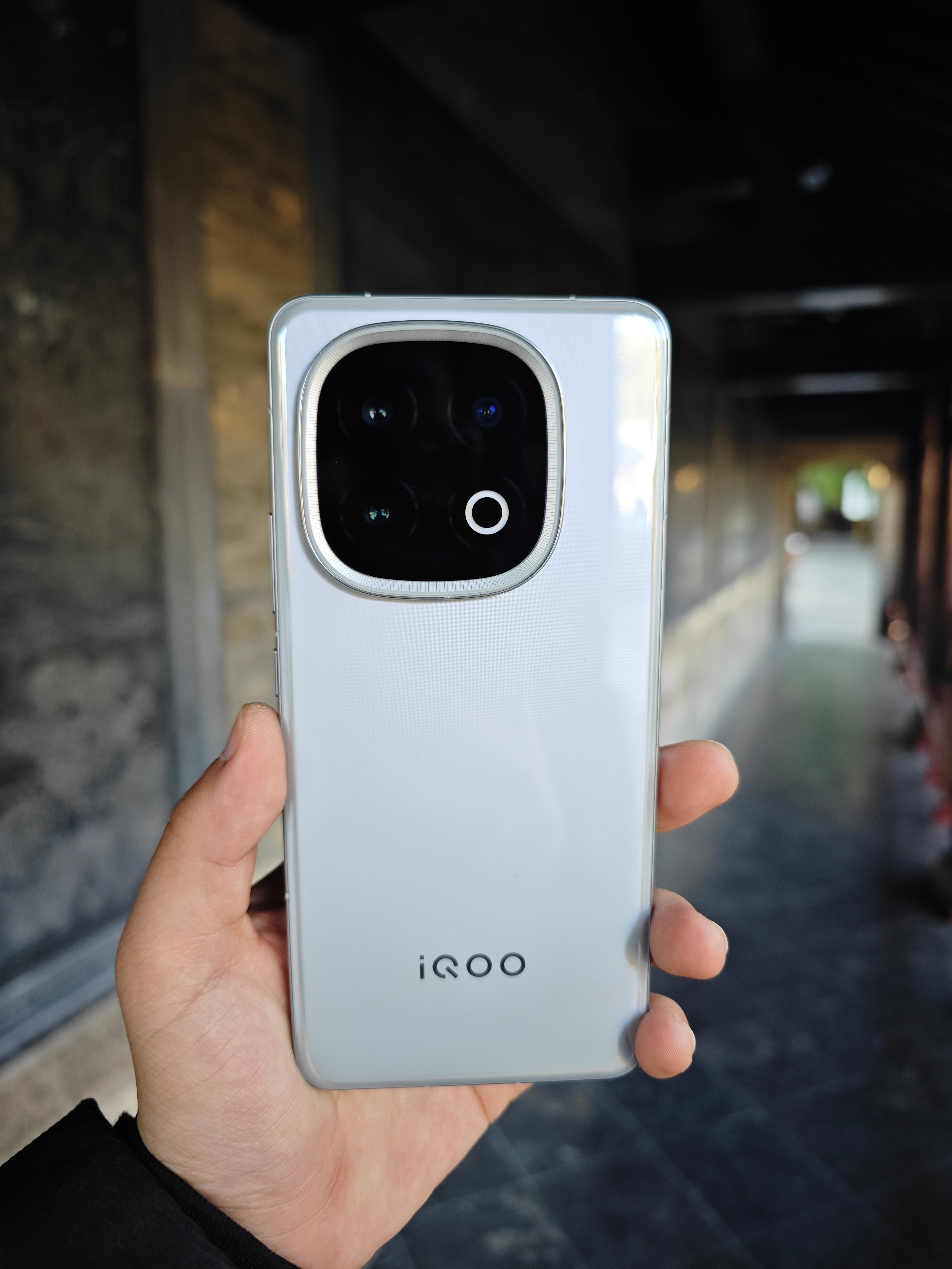 说实话iQOO 13用下来就是一个稳字🫧直屏刷内容、玩游戏都很顺🕹️，续航撑