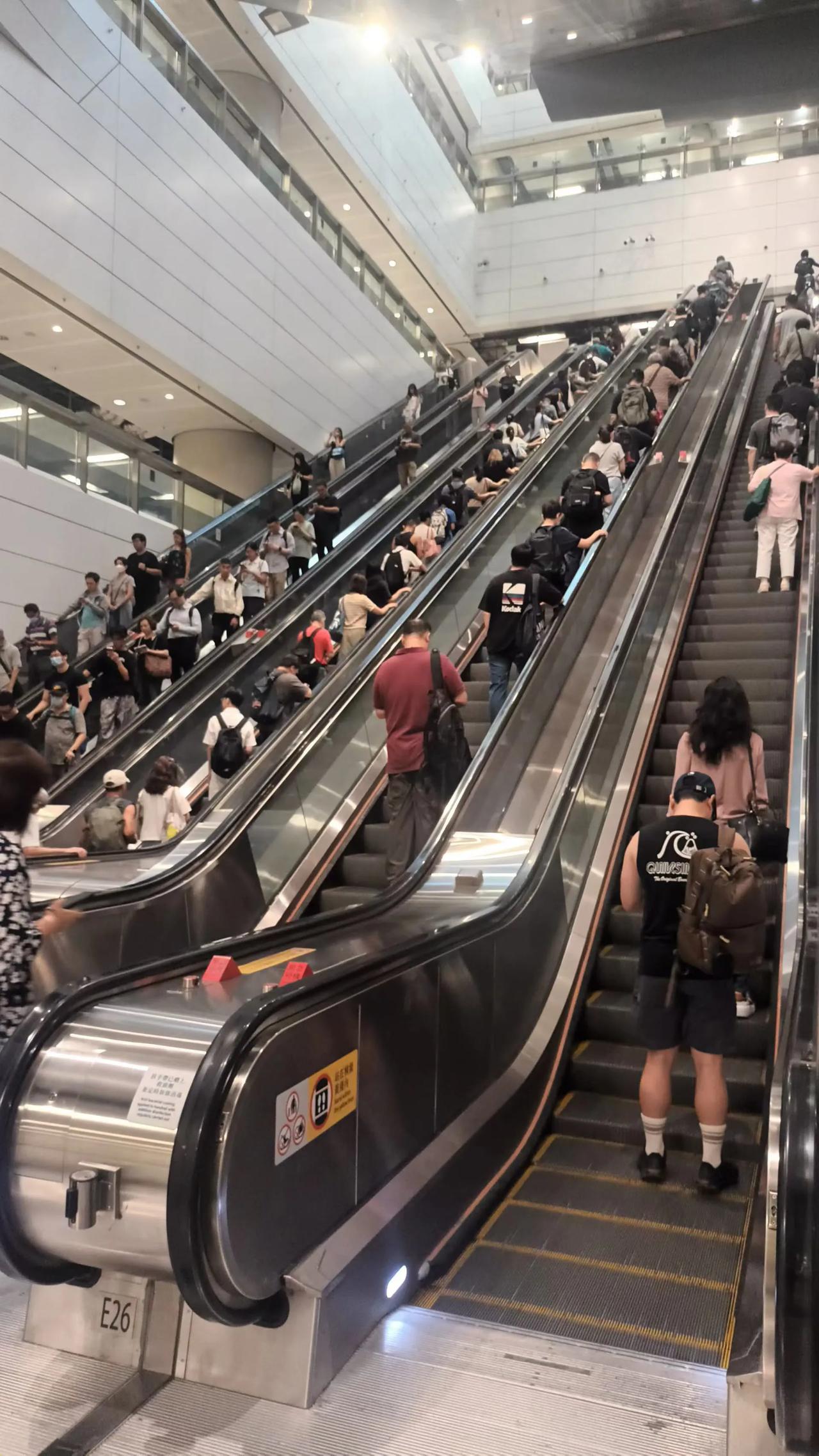 窥见地铁川流不息人群，为口奔忙却戒莽冲不顾，无声不扰他人有序前行，工作的压力默默