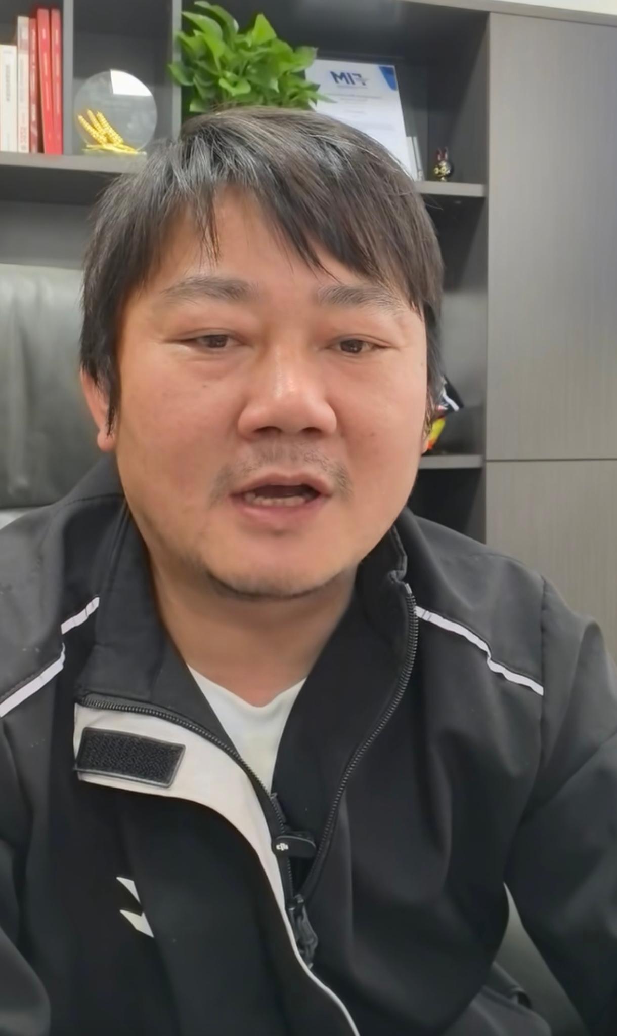 张雪被网友问急眼了，他只好实话实说了。他说：“最近好多网友和车友都希望我造踏板摩