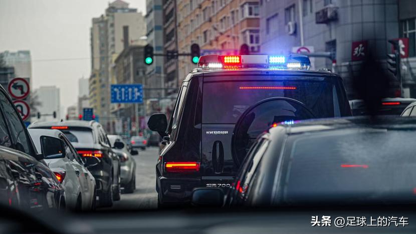 还以为什么新鲜事儿呢？不就是哈尔滨中央大街的17辆坦克700警用车嘛，哈尔滨人早