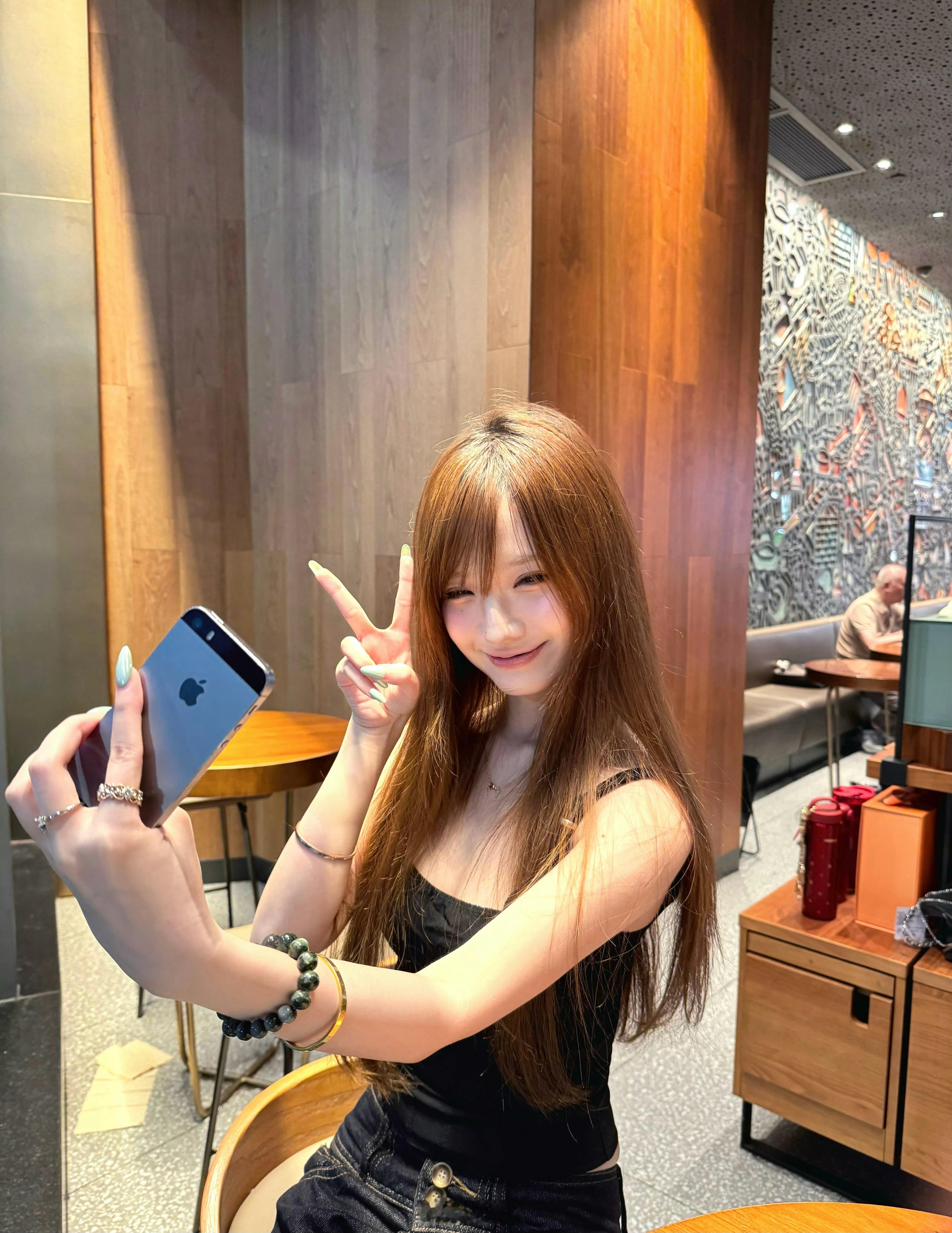 刷到一个好看的小姐姐还在用home键iPhone。 