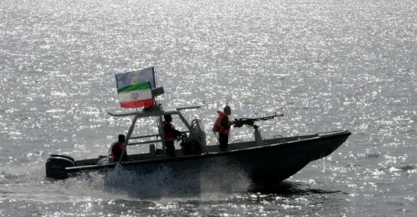 伊朗犯了个大错误！

4月26日，伊朗议会高官阿齐兹公开表示：“所有希望通过霍尔