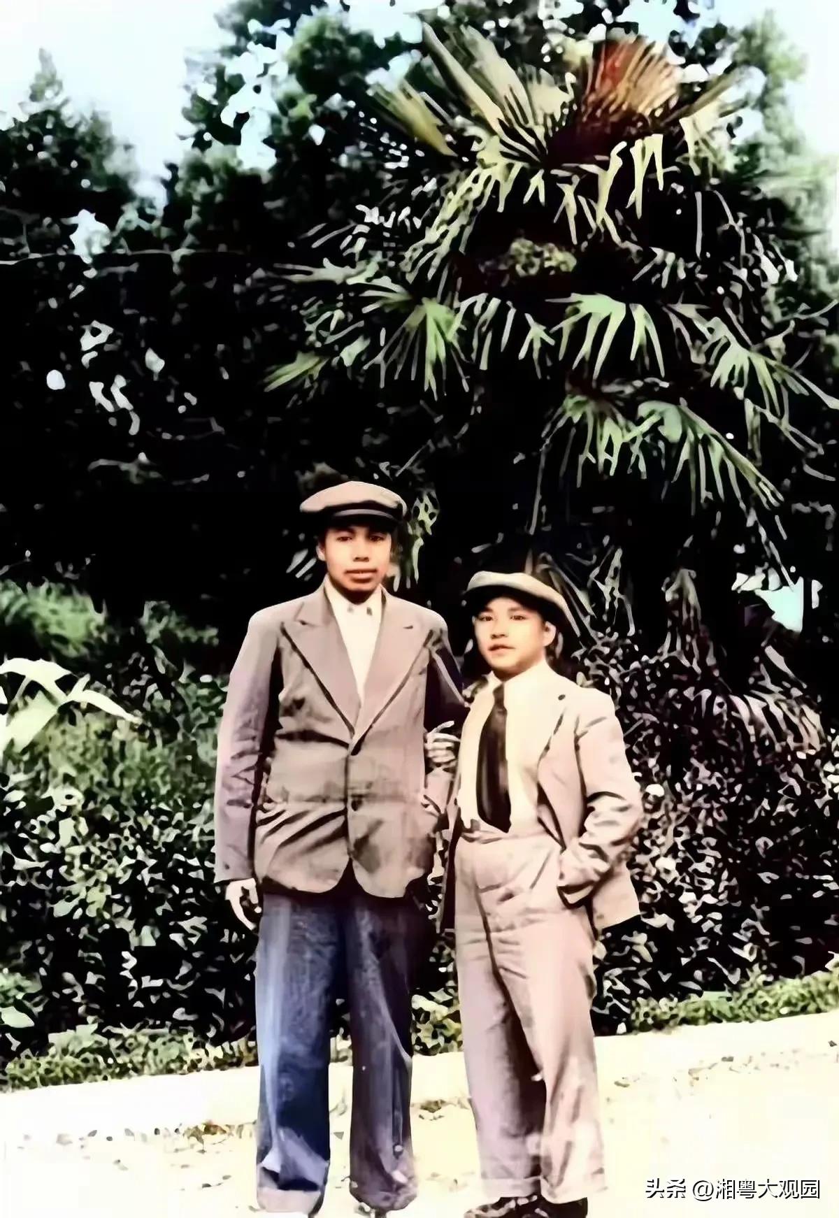 1939年，毛泽民去苏联治病期间，抽时间看望了两个侄子。这张照片，就是毛泽民和大