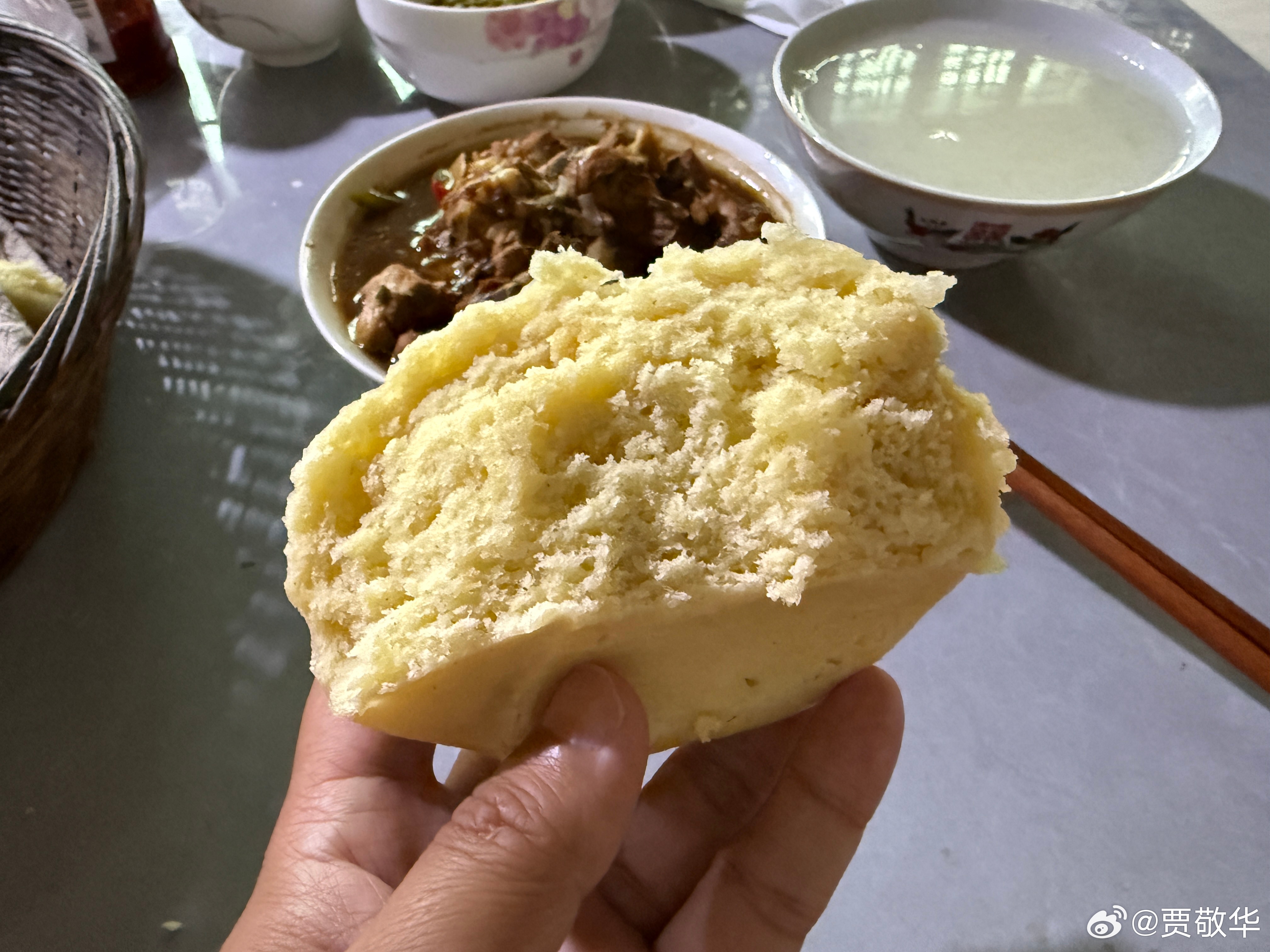 #每天早起打卡# 早上好，老铁们。忽然怀念老家的黄面馒头，我这妥妥的吃货一枚啊！