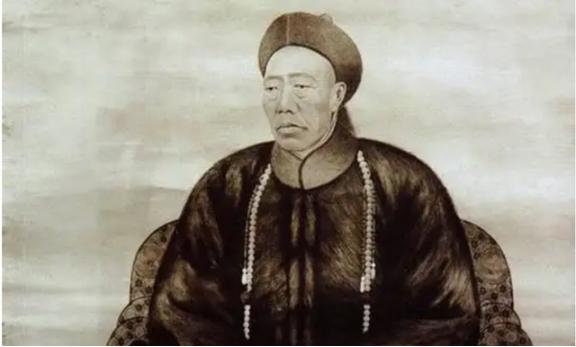 1966年，北京发现了太太监李莲英的墓。当专家打开棺椁时想要移开李莲英的尸体时，