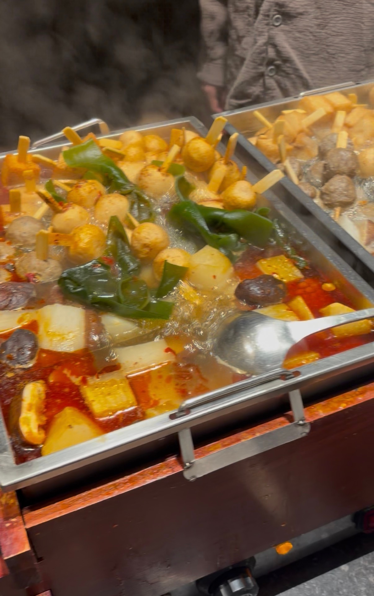 被萨和喂得太好太撑 穿着拖孩就来爬坡了 