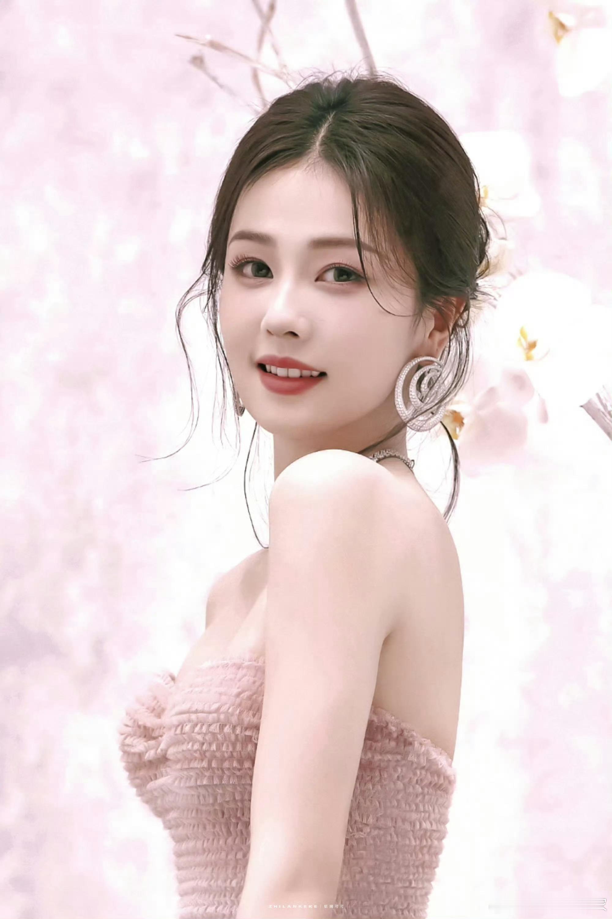 白鹿李一桐李沁合照 眼里只有白鹿和李沁两位大美女。[抱一抱][抱一抱][抱一抱]