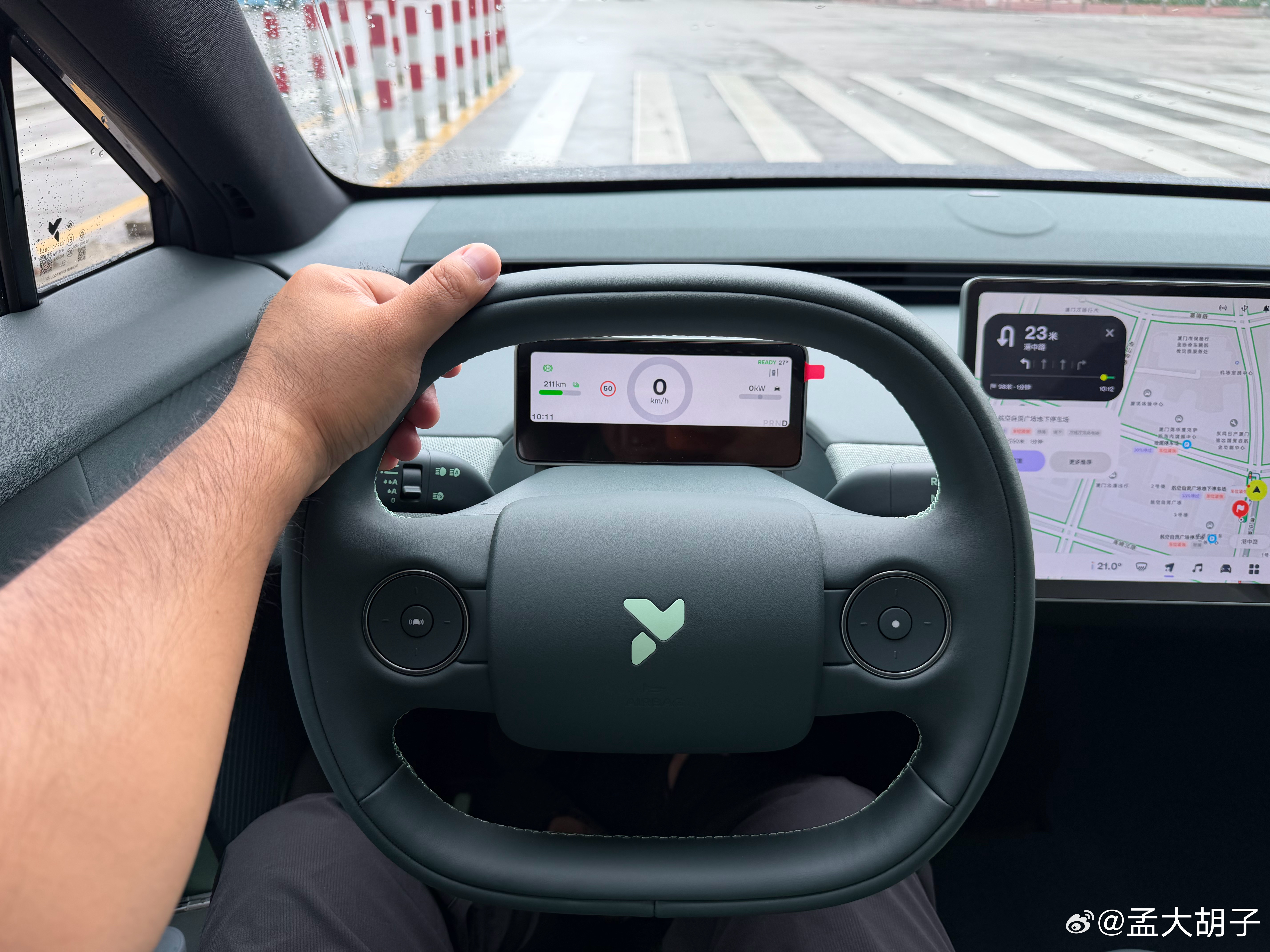 萤火虫这个车，开起来还不错，方向盘指向算精准的，轮胎也抓得住地，悬架整体也不算硬