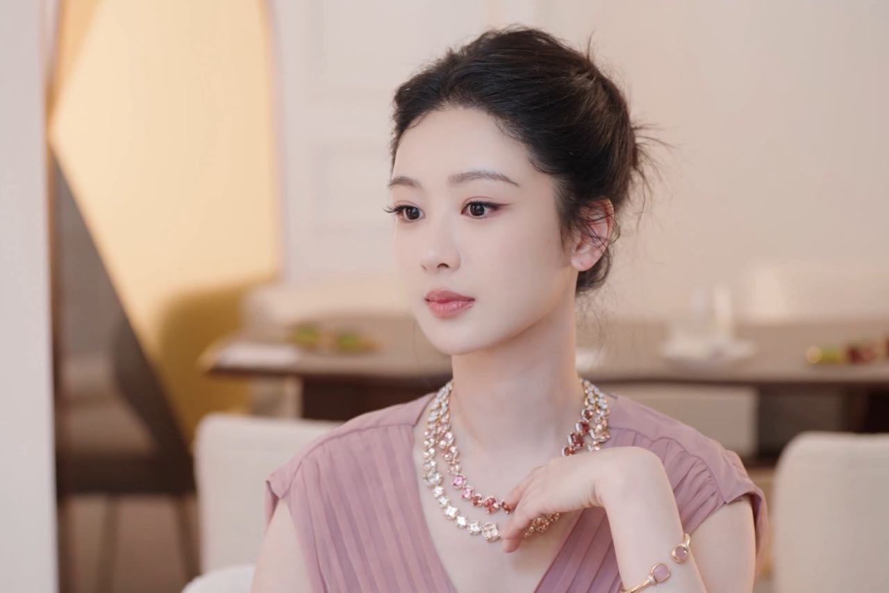 杨紫皮肤 以为开了磨皮 💜杨紫高珠展待遇汇总 💜杨紫打卡千年古树 “鲜花开在