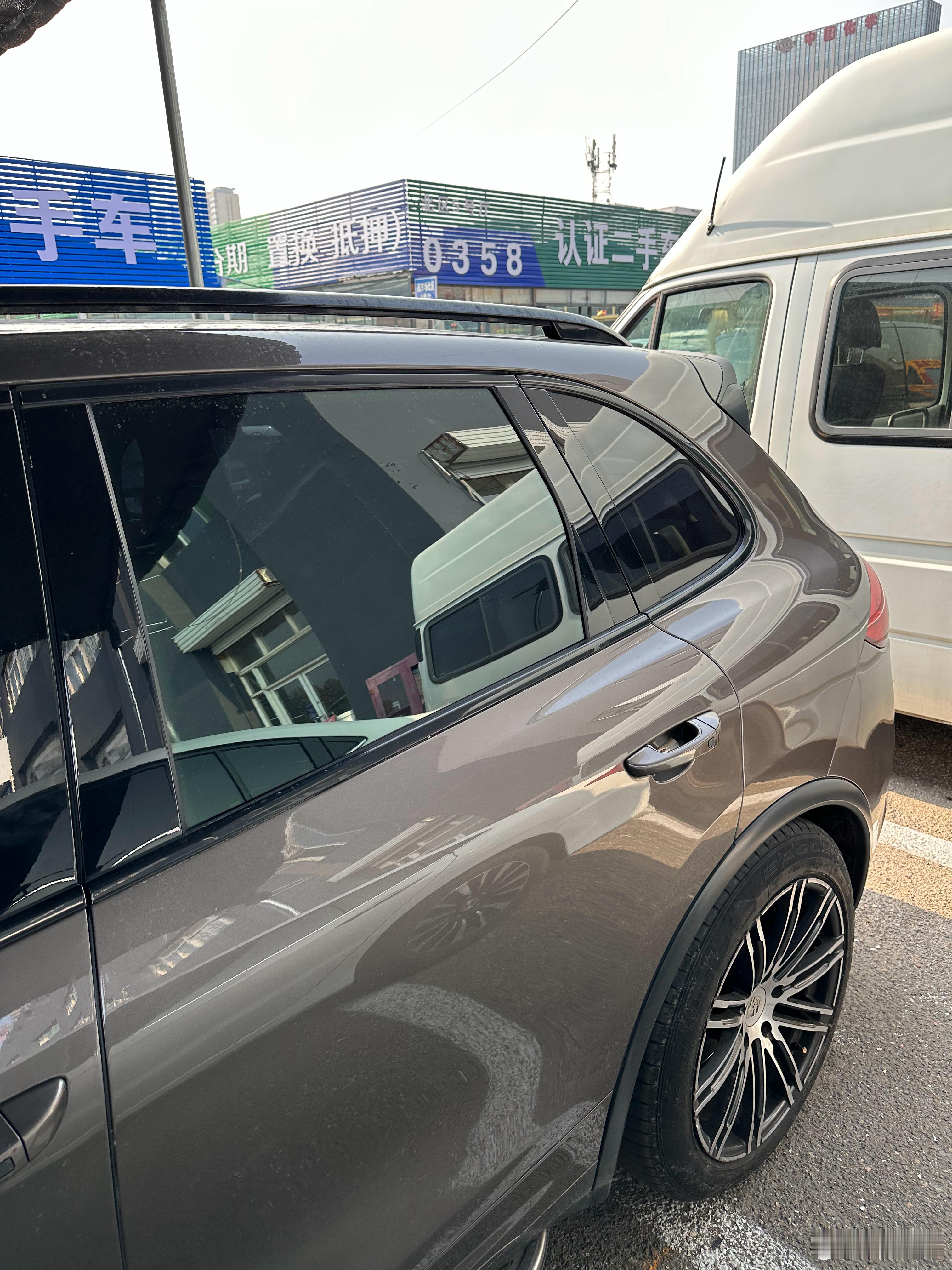 来我朋友车位看看车当年选装到顶的 最高配的卡宴 turbo宽体小轮眉也是选的 但