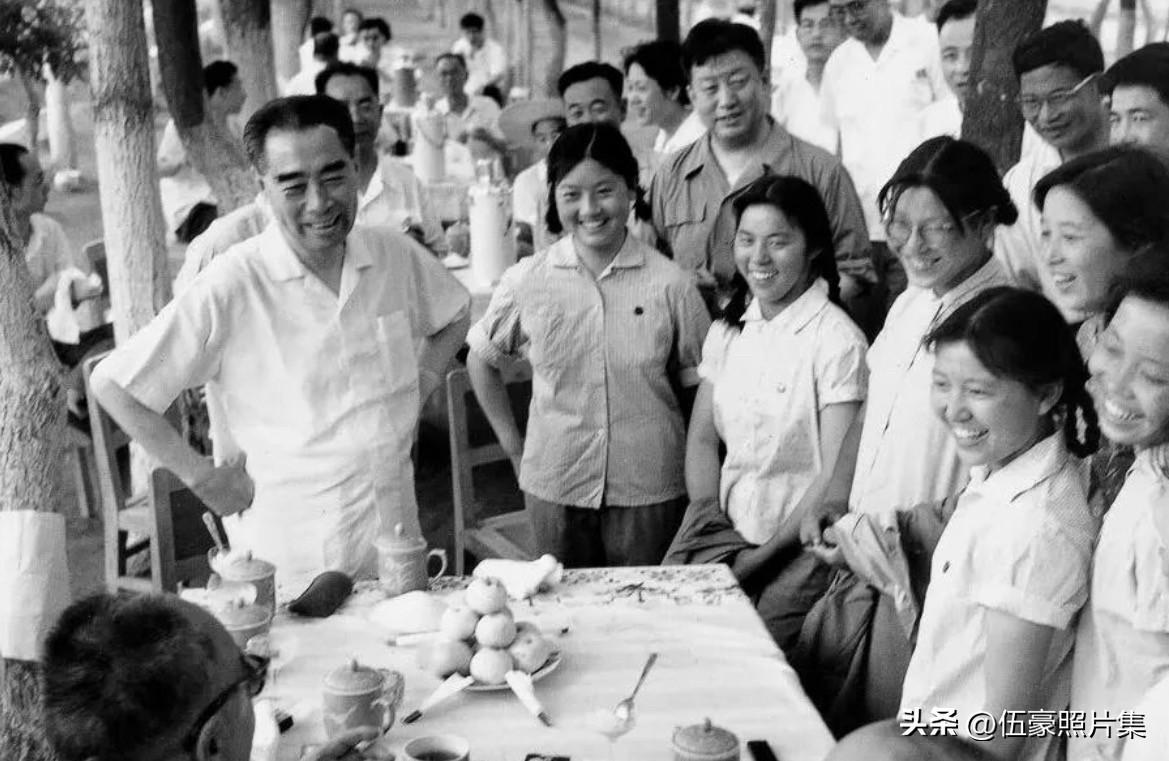 1965年7月5日，在新疆石河子垦区，周恩来总理接见上海知青。他认真问到了蔬菜种