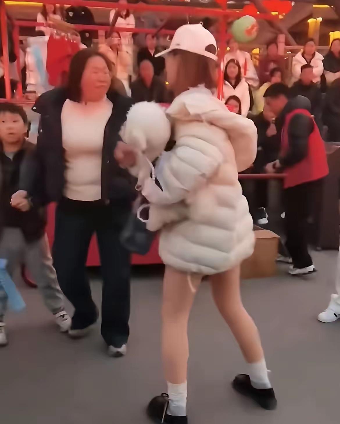 某景区，女孩违规带狗进入，狗撕咬小男孩，男孩妈妈提醒女孩。

女孩暴怒，不停殴打