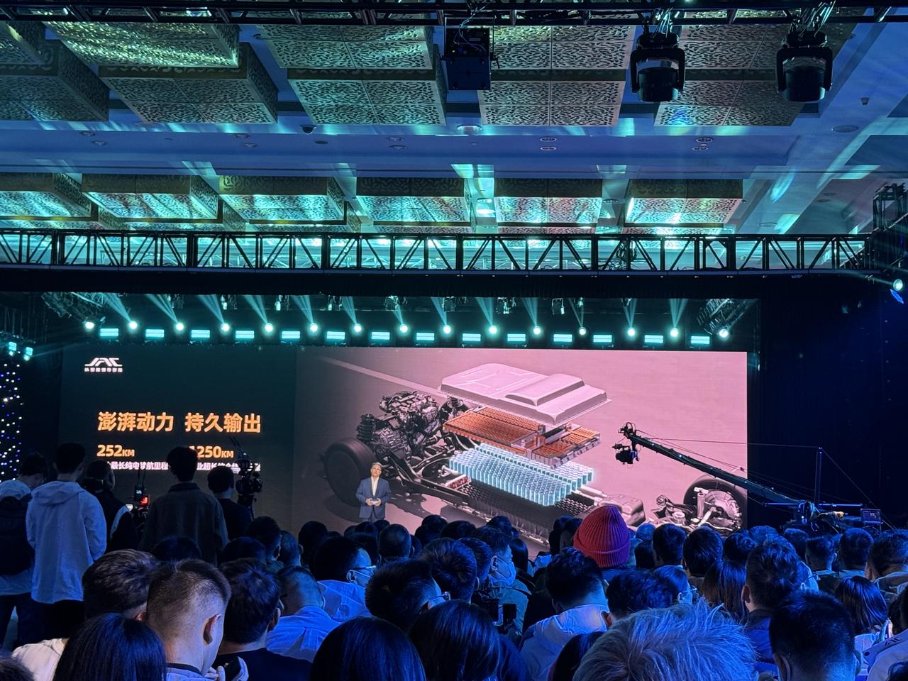纯电续航252公里，综合续航达到1250公里，这对于一台大型MPV来说，很够日常