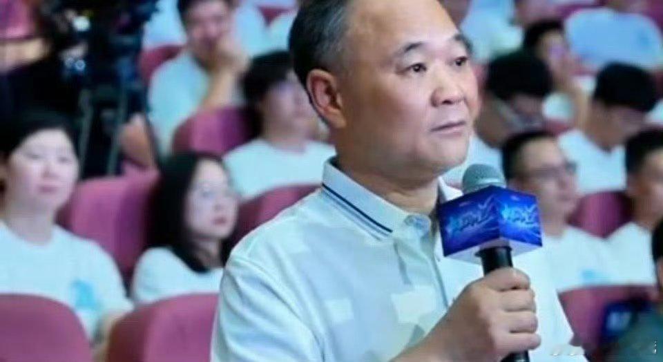  李书福魏坤琳在宁波选主播汽车大佬与学界大咖同框！李书福、魏坤琳齐聚宁波，“吉利