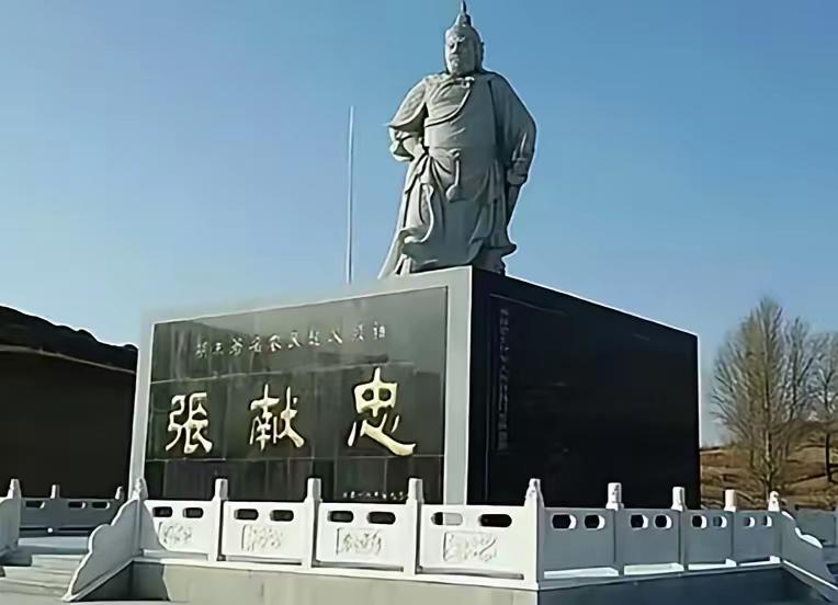 1646年，张献忠撤离成都前，亲手下令处决了所有妻妾和年幼的儿子，养子孙可望跪地