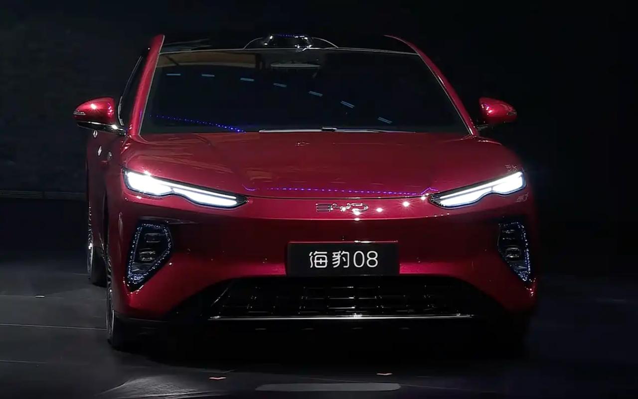 比亚迪的高颜值轿跑来啦？海豹08迎来正式首秀！
日前，比亚迪海豹08在技术发布会