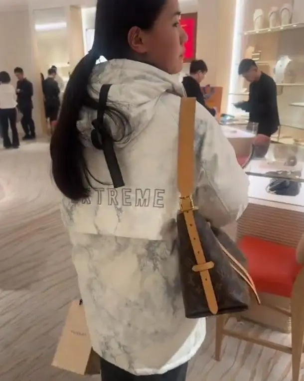果然普通人不适合奢侈品，LV直接背成了地摊货 