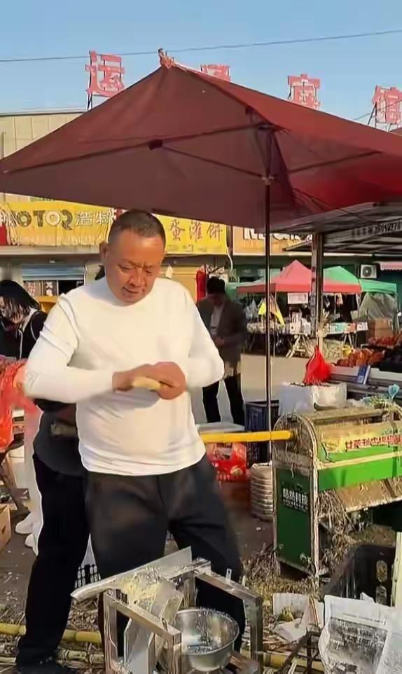 于东来退休后现身老家街头卖甘蔗，标价：削皮15元不削皮10元，边吃边叫卖；此前账