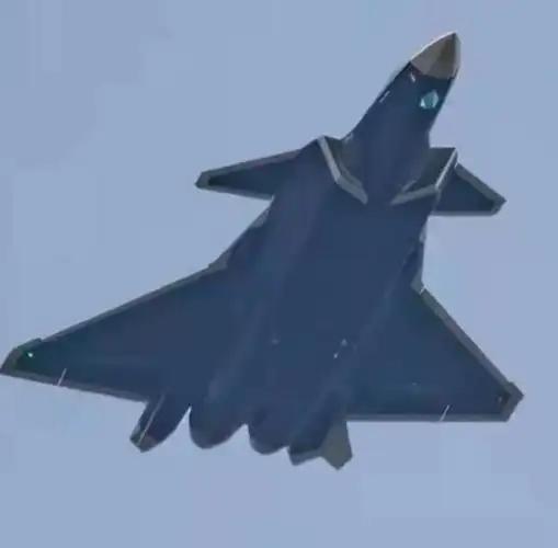 说一个对美国很残忍的事！以目前的技术水平，9架F22或许可以击落一架不带无人僚机