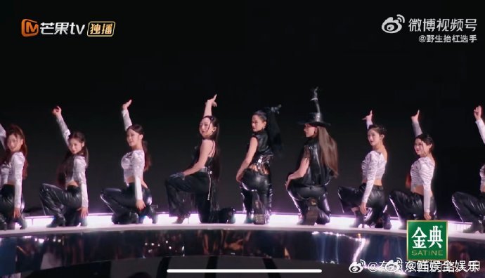 倪虹洁卡琳娜李嘉琦像WiFi信号倪虹洁、卡琳娜、李嘉琦站一起像 WiFi 信号，