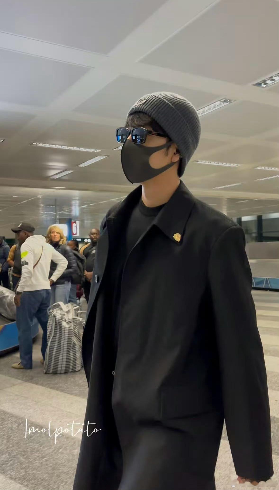 肖战米兰到达，Gucci的king已驾临他的城肖战平底鞋