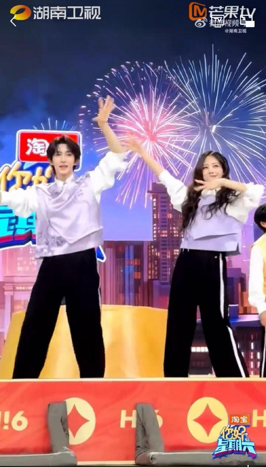 李一桐刘宇新年领舞直拍你好星期六李一桐刘宇太会了！这段拜年舞活力满满，俩人同框真