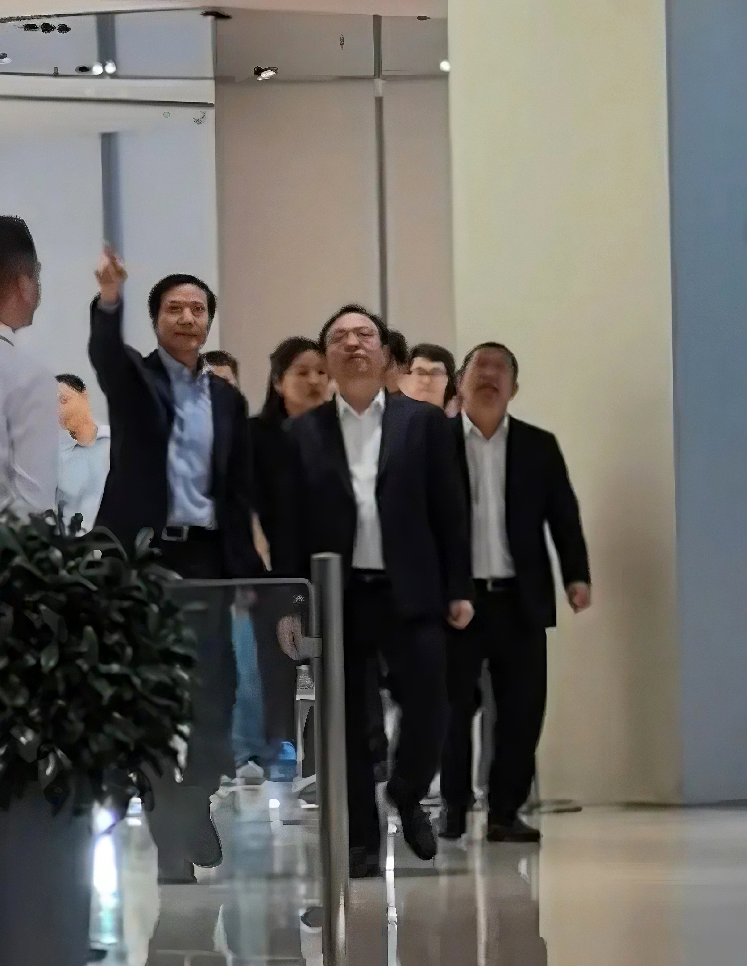 比亚迪总裁王传福现身小米汽车工厂，雷军亲自担任讲解员。虽然不知道这俩人聊啥了，但