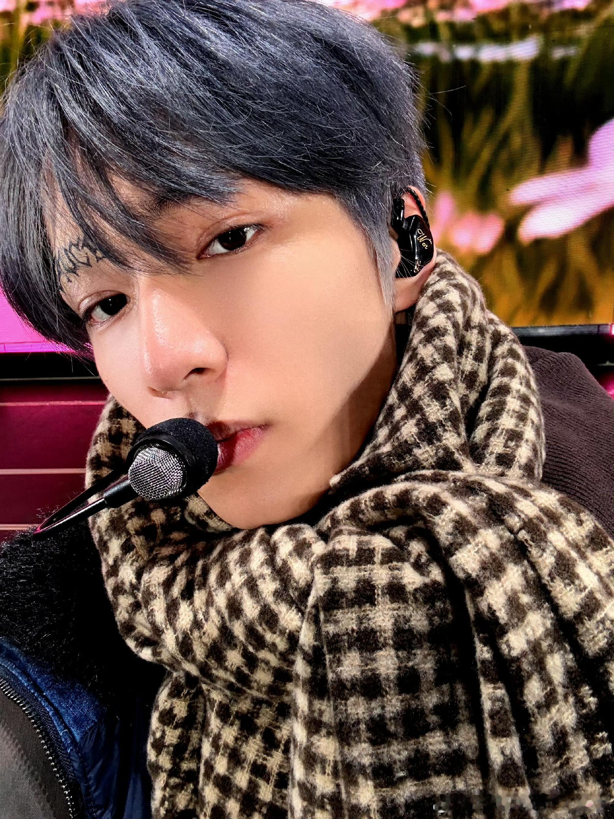 咋这萌，就把新歌画眉毛上了，燥候这个SAUCE首秀！！耀文，吃瓜少年不在现场你不