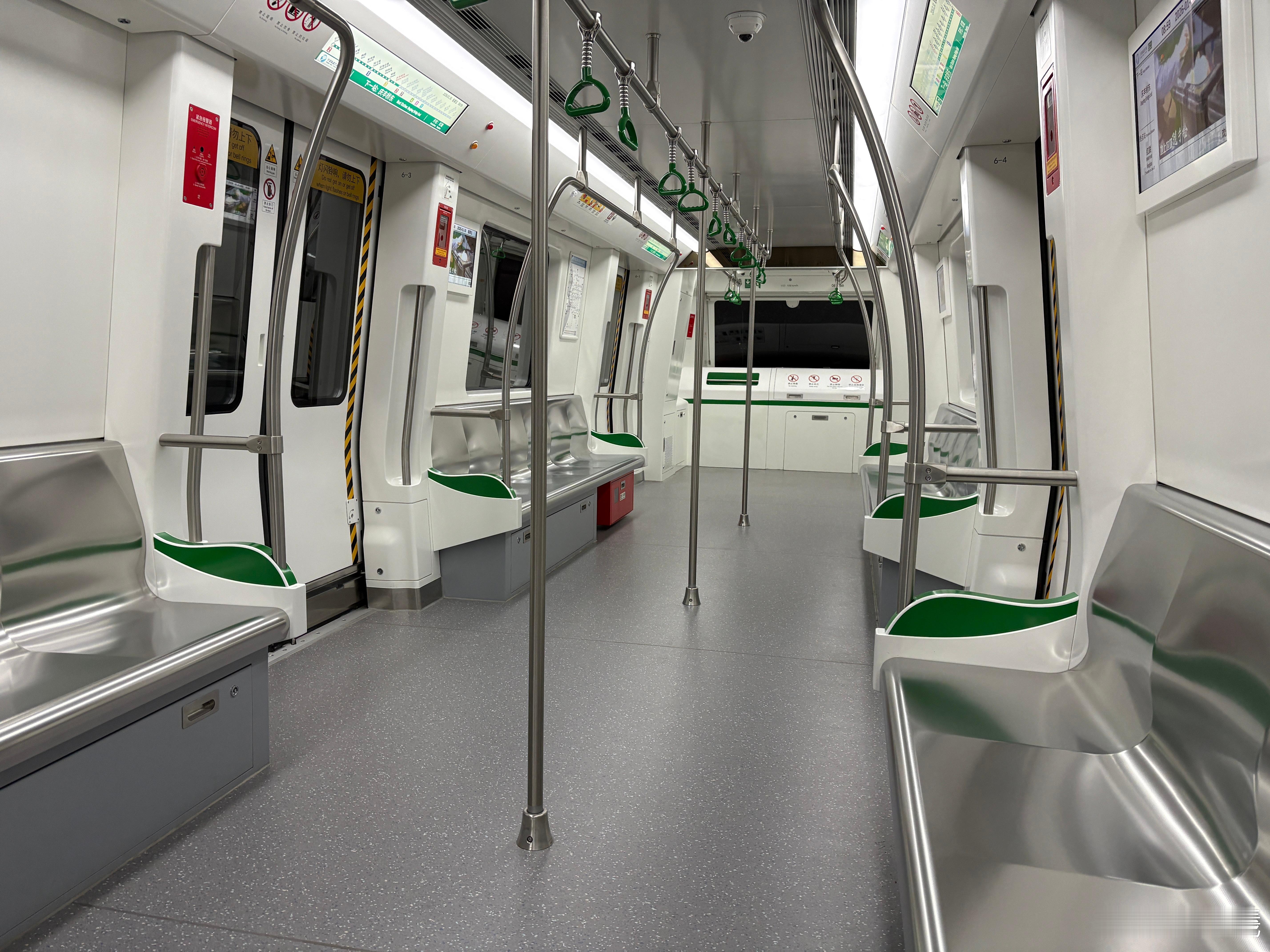 宁波早高峰地铁的其中一节车厢🚇