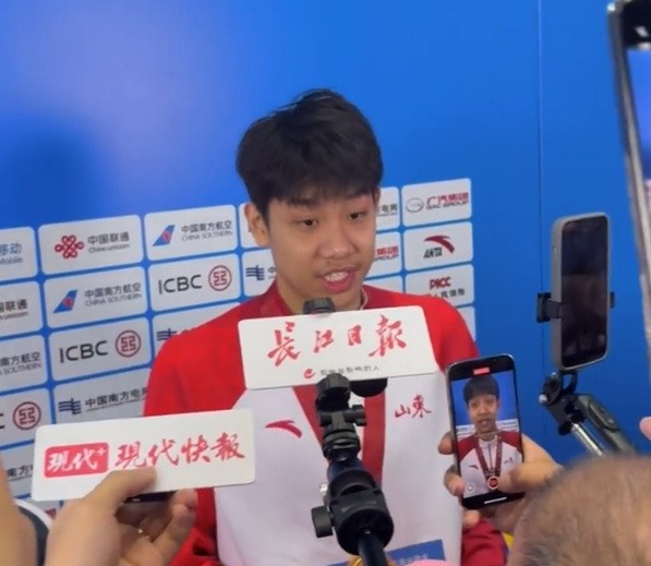 张展硕：潘展乐是我的偶像 我们关系很好 我有很多问题都向他请假