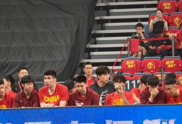 杨瀚森明晚的热身赛将登场！昨天中国男篮对阵澳大利亚的热身赛中，杨瀚森未能上场帮助