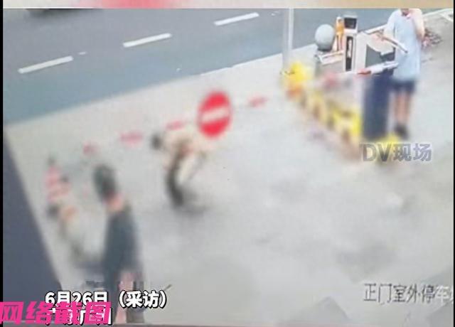 广州某男子路过一处宾馆停车场的入口时，没有留意自动闸杆落下，瞬间被闸杆上的铁牌直