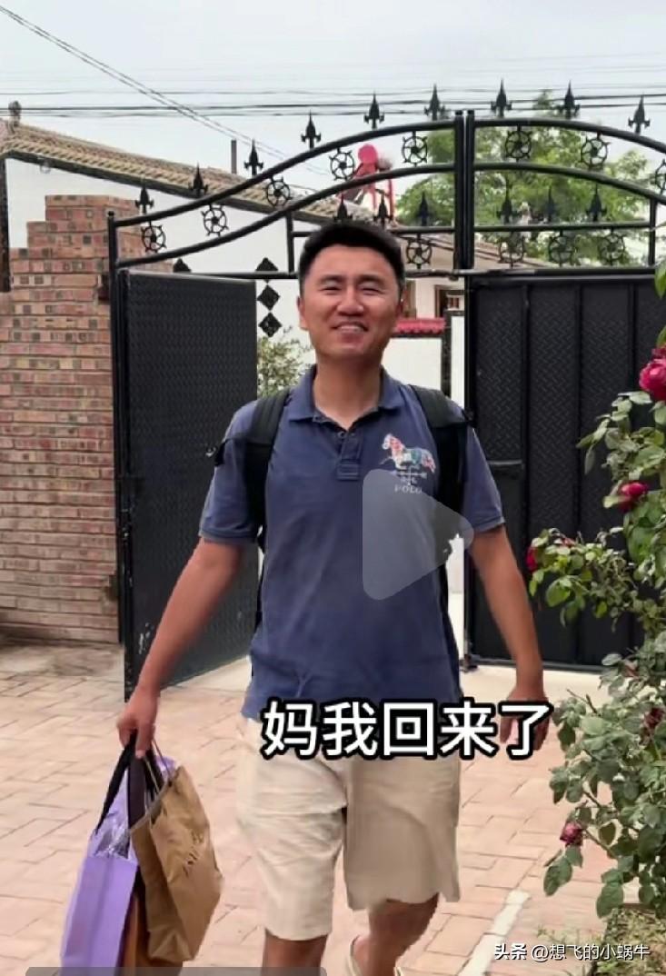 穆萨给妈妈买裙子的视频，看的人啊，挺难过的，懂穆萨妈妈的喜欢与无奈，在农村有儿子
