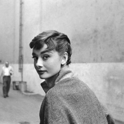 1953年的奥黛丽·赫本摄影师：Mark Shaw 𝐀𝐮𝐝𝐫𝐞𝐲 ?