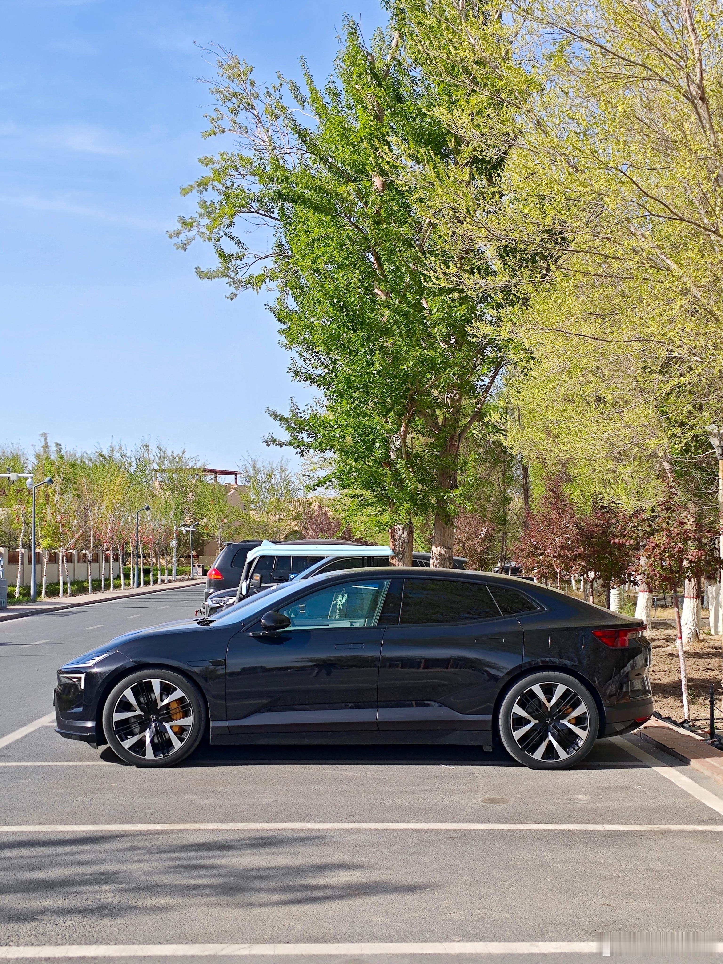 克拉玛依的极星4，油城的电车，车牌6666，4都很帅了，5要帅成什么样