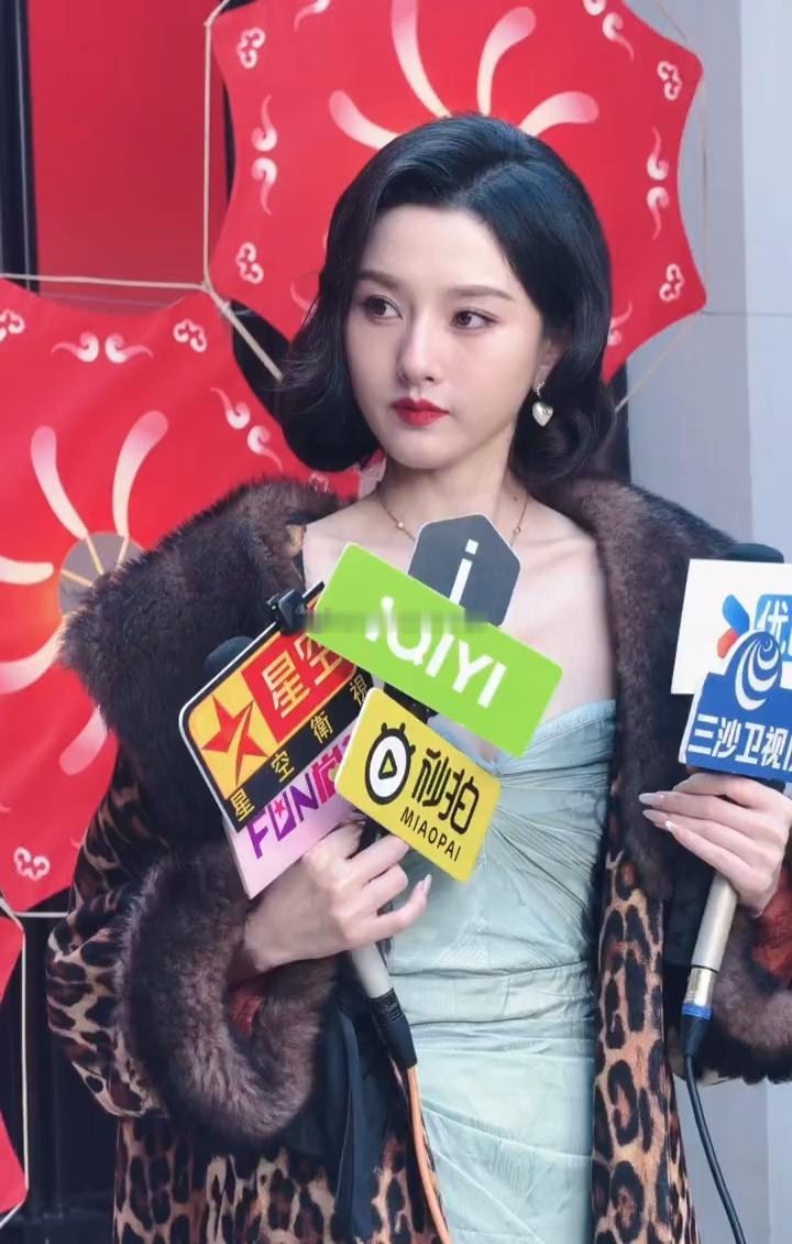 宋祖儿出席华伦新春活动复古名伶具象化透露自己2026年计划，2026年还是好好拍