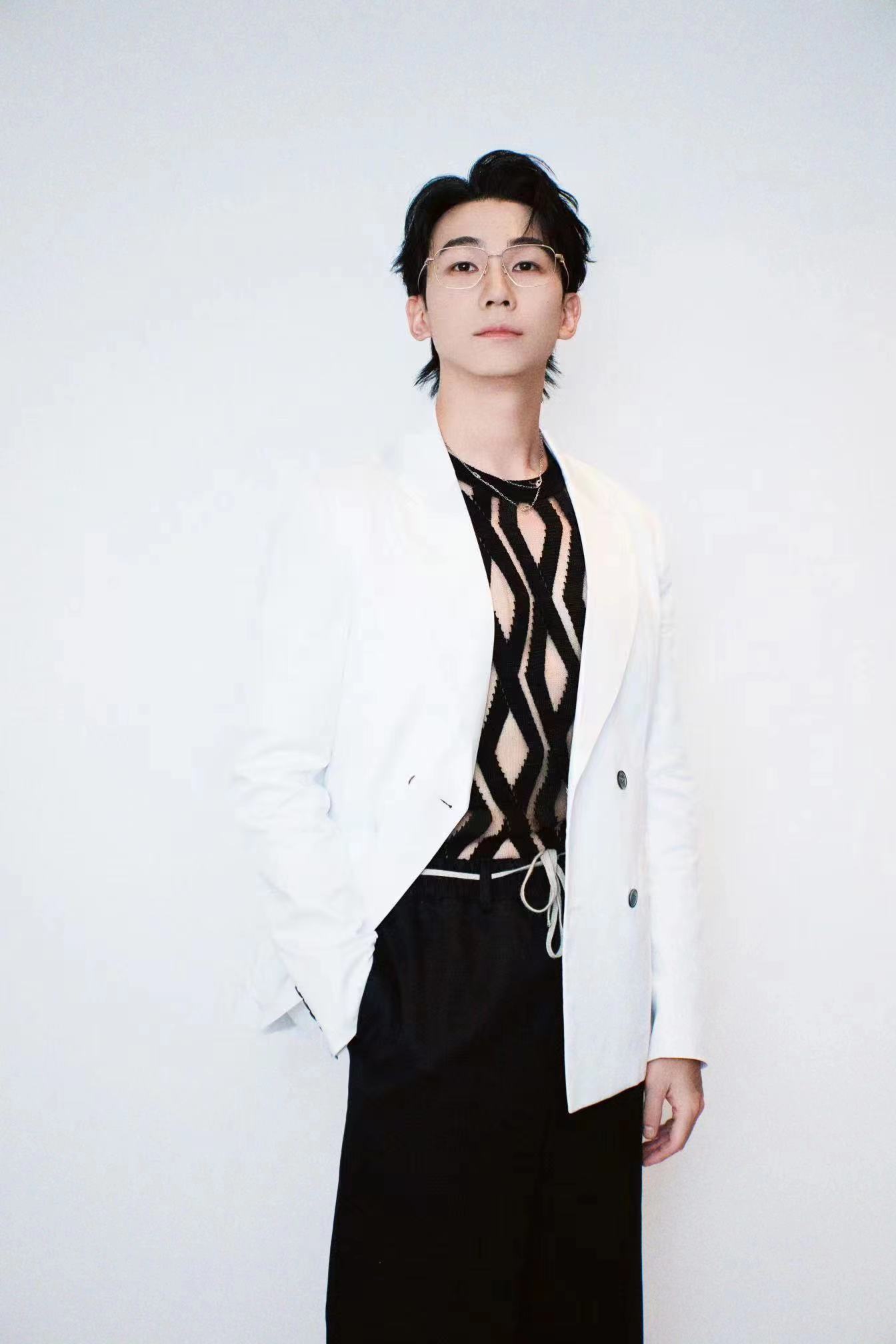 #白举纲守男德但又不完全守# 白举纲真的是男德意识满分 ，这搭配真的是让人眼前一